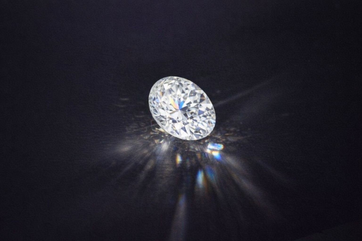 En gnistrande slipad diamant på en mörk bakgrund som reflekterar ljus.