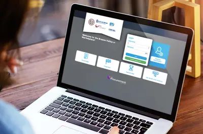 En person som använder en bärbar dator för att logga in på en digital marknadsplats online.