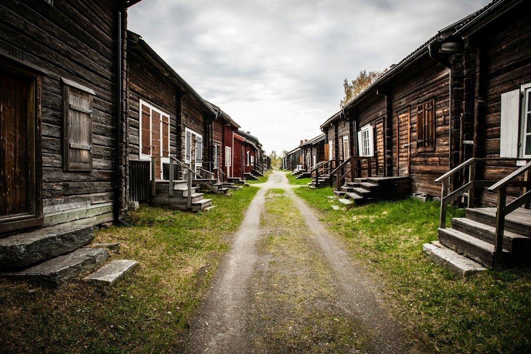 Historisk träbebyggelse längs en grusväg i Sveriges inland